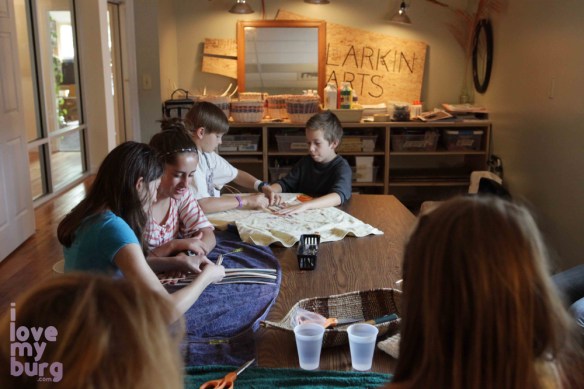 group weaving pouch baskets