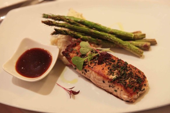 plate with salmon and asparagus