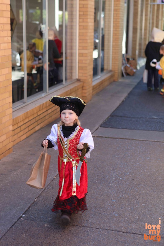 Halloween pirate girl